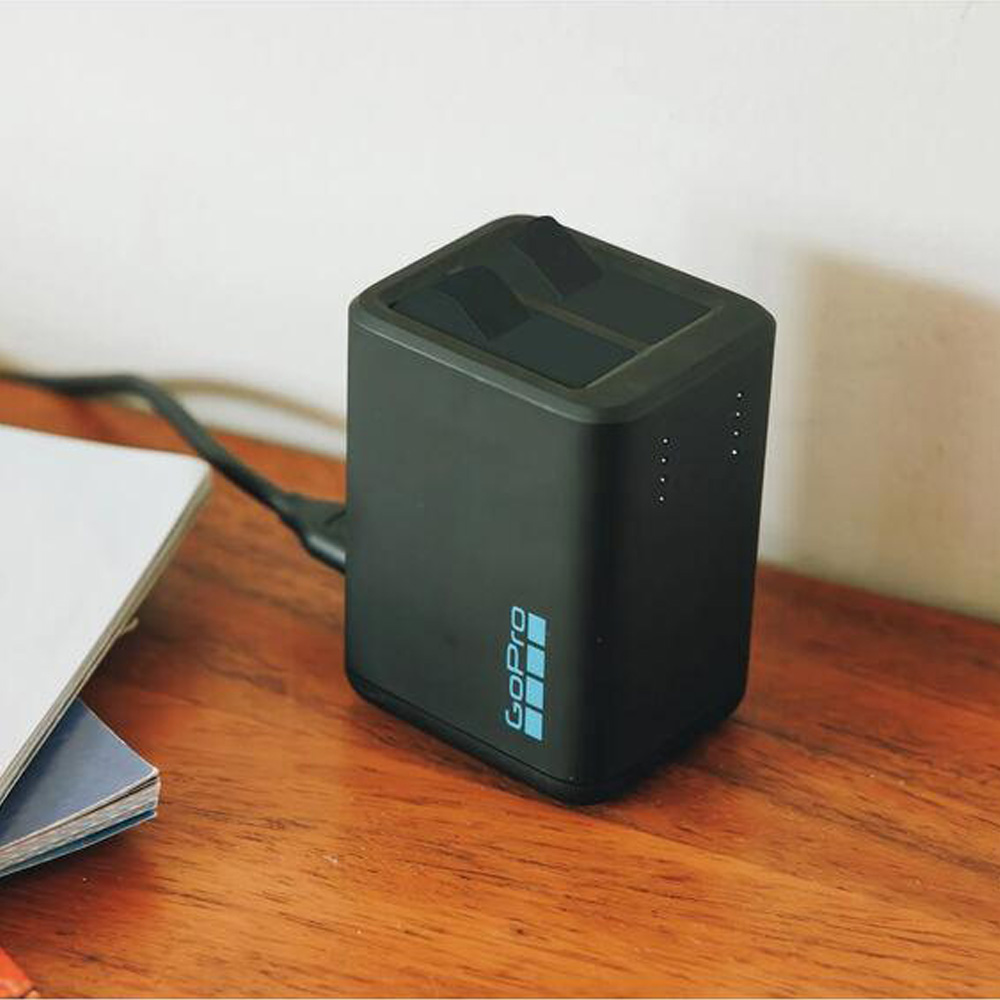 Dual LEDs (refer: Dual LEDs let you know the charge status of your camera batteries when inserted, even when the charger is not plugged in)